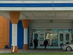 L'auvent et les portes de l'entrée du South Beach Casino & Resort