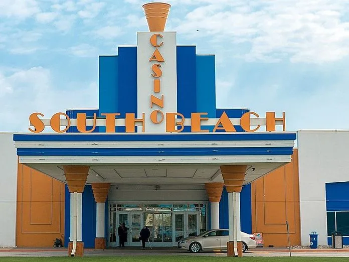 L'entrée principale du South Beach Casino & Resort, avec sa façade bleu et orange et son enseigne de casino